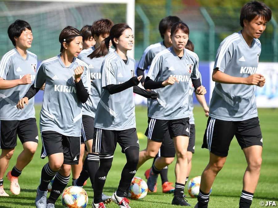 日本サッカー協会さんのインスタグラム写真 - (日本サッカー協会Instagram)「#なでしこジャパン フランス合宿🇫🇷5日目！ ・ 6/1(土)、#植木理子 選手に変わり招集された#宝田沙織 選手が合流しました！チームは、明日のスペイン戦に向けて冒頭15分のみメディア公開でトレーニングを行いました。 ・ ✍️JFA.jpでは、活動レポートを掲載中！ ・ ＜FIFA女子ワールドカップフランス2019＞ なでしこジャパン🇯🇵試合日程  6/10 25:00 vsアルゼンチン🇦🇷 6/14 22:00 vsスコットランド🏴󠁧󠁢󠁳󠁣󠁴󠁿 6/20 04:00 vsイングランド🏴󠁧󠁢󠁥󠁮󠁧󠁿 📺フジテレビ系列、NHK BS、J SPORTSで生中継！ ・ #nadeshiko #世界のなでしこ #なでしこジャパン#FIFAWWC」6月2日 1時02分 - japanfootballassociation