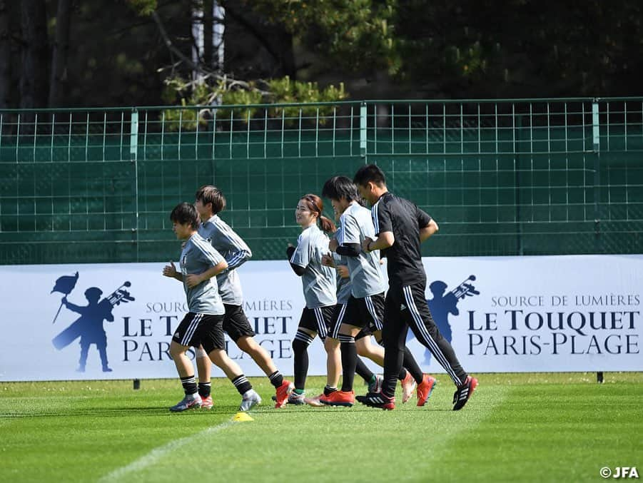 日本サッカー協会さんのインスタグラム写真 - (日本サッカー協会Instagram)「#なでしこジャパン フランス合宿🇫🇷5日目！ ・ 6/1(土)、#植木理子 選手に変わり招集された#宝田沙織 選手が合流しました！チームは、明日のスペイン戦に向けて冒頭15分のみメディア公開でトレーニングを行いました。 ・ ✍️JFA.jpでは、活動レポートを掲載中！ ・ ＜FIFA女子ワールドカップフランス2019＞ なでしこジャパン🇯🇵試合日程  6/10 25:00 vsアルゼンチン🇦🇷 6/14 22:00 vsスコットランド🏴󠁧󠁢󠁳󠁣󠁴󠁿 6/20 04:00 vsイングランド🏴󠁧󠁢󠁥󠁮󠁧󠁿 📺フジテレビ系列、NHK BS、J SPORTSで生中継！ ・ #nadeshiko #世界のなでしこ #なでしこジャパン#FIFAWWC」6月2日 1時02分 - japanfootballassociation