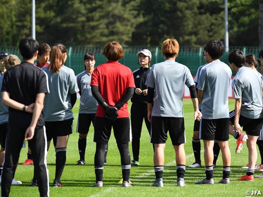 日本サッカー協会さんのインスタグラム写真 - (日本サッカー協会Instagram)「#なでしこジャパン フランス合宿🇫🇷5日目！ ・ 6/1(土)、#植木理子 選手に変わり招集された#宝田沙織 選手が合流しました！チームは、明日のスペイン戦に向けて冒頭15分のみメディア公開でトレーニングを行いました。 ・ ✍️JFA.jpでは、活動レポートを掲載中！ ・ ＜FIFA女子ワールドカップフランス2019＞ なでしこジャパン🇯🇵試合日程  6/10 25:00 vsアルゼンチン🇦🇷 6/14 22:00 vsスコットランド🏴󠁧󠁢󠁳󠁣󠁴󠁿 6/20 04:00 vsイングランド🏴󠁧󠁢󠁥󠁮󠁧󠁿 📺フジテレビ系列、NHK BS、J SPORTSで生中継！ ・ #nadeshiko #世界のなでしこ #なでしこジャパン#FIFAWWC」6月2日 1時02分 - japanfootballassociation