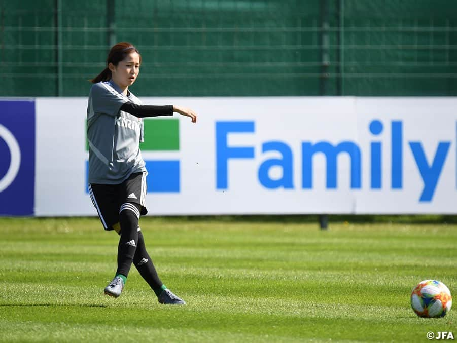 日本サッカー協会さんのインスタグラム写真 - (日本サッカー協会Instagram)「#なでしこジャパン フランス合宿🇫🇷5日目！ ・ 6/1(土)、#植木理子 選手に変わり招集された#宝田沙織 選手が合流しました！チームは、明日のスペイン戦に向けて冒頭15分のみメディア公開でトレーニングを行いました。 ・ ✍️JFA.jpでは、活動レポートを掲載中！ ・ ＜FIFA女子ワールドカップフランス2019＞ なでしこジャパン🇯🇵試合日程  6/10 25:00 vsアルゼンチン🇦🇷 6/14 22:00 vsスコットランド🏴󠁧󠁢󠁳󠁣󠁴󠁿 6/20 04:00 vsイングランド🏴󠁧󠁢󠁥󠁮󠁧󠁿 📺フジテレビ系列、NHK BS、J SPORTSで生中継！ ・ #nadeshiko #世界のなでしこ #なでしこジャパン#FIFAWWC」6月2日 1時02分 - japanfootballassociation