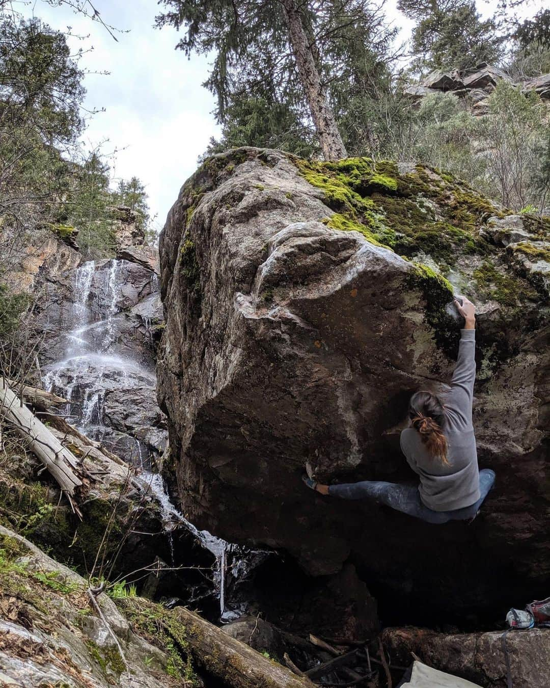 Alexis Mascarenasのインスタグラム：「Pretending I know how to toe hook on House of Cards 🤷🏻‍♀️ Thanks for the pic and getting out with me @nick_climb 😊  #colorado #boulderjng #summerbreak #dentalschool #uselessdomore #frictionlabs #organicclimbing」