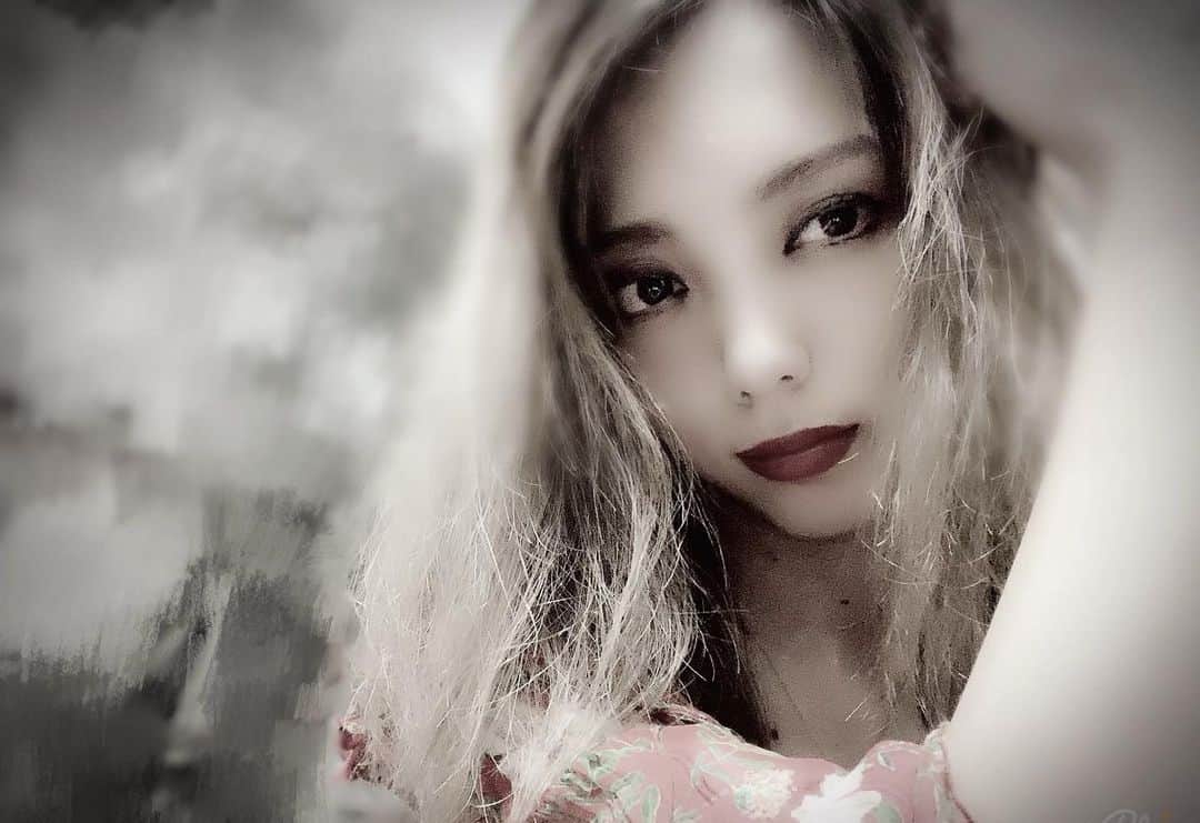 のインスタグラム：「‪君と過ごせない時間は‬ . ‪意味のない時間で‬ . ‪わたし独りじゃ 誰のために‬ ‪生きてるのか分からなくなるけど‬ . ‪離れていても それも “大切な時間”って..‬ ‪一緒に過ごしてなくっても、、‬ . ‪少し微笑むことが 出来たのなら‬ ‪大人になった証拠だね。‬ . #growup #微笑み #過ごす時間」