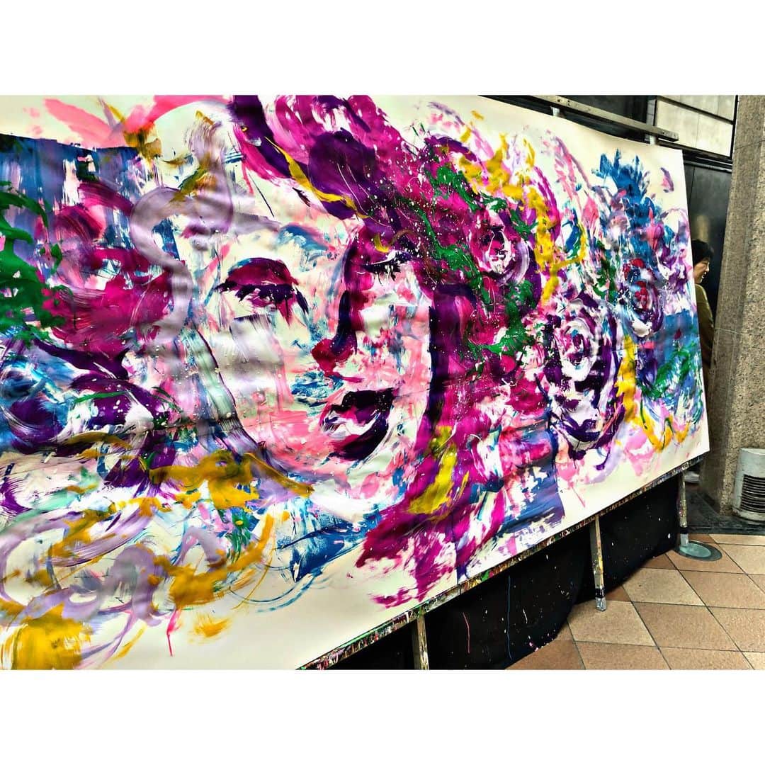 岡田鷹斗のインスタグラム：「これこそインスタ映えですね。  #大丸 #福岡 #インスタ映え #アート #エルガーラ #パサージュ広場」