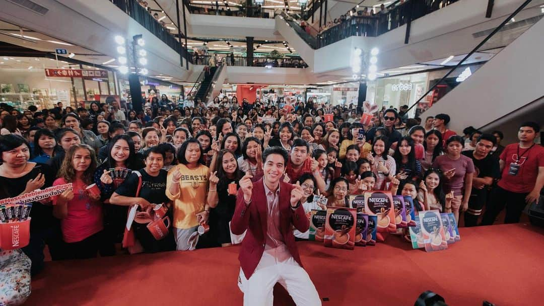 Jirayu Tangsrisukさんのインスタグラム写真 - (Jirayu TangsrisukInstagram)「#nescafeblendandbrew  ที่สุราษฎร์ธานี วันนี้น่ารักมากๆครับ ขอบพระคุณทุกท่านที่มาให้กำลังใจ ทั้งที่นู้นใกล้เคียงตามไปหรืออยู่ที่ใดๆและส่งกำลังใจมา 😊 รักๆทุกคนและขอบคุณมากนะครับ แล้วเจอกันใหม่ที่งานหน้า จุ๊บๆ」6月2日 1時17分 - jirayu_jj