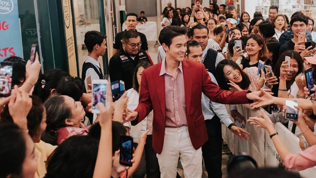 Jirayu Tangsrisukさんのインスタグラム写真 - (Jirayu TangsrisukInstagram)「#nescafeblendandbrew  ที่สุราษฎร์ธานี วันนี้น่ารักมากๆครับ ขอบพระคุณทุกท่านที่มาให้กำลังใจ ทั้งที่นู้นใกล้เคียงตามไปหรืออยู่ที่ใดๆและส่งกำลังใจมา 😊 รักๆทุกคนและขอบคุณมากนะครับ แล้วเจอกันใหม่ที่งานหน้า จุ๊บๆ」6月2日 1時17分 - jirayu_jj