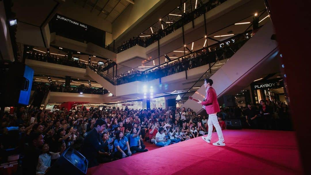 Jirayu Tangsrisukさんのインスタグラム写真 - (Jirayu TangsrisukInstagram)「#nescafeblendandbrew  ที่สุราษฎร์ธานี วันนี้น่ารักมากๆครับ ขอบพระคุณทุกท่านที่มาให้กำลังใจ ทั้งที่นู้นใกล้เคียงตามไปหรืออยู่ที่ใดๆและส่งกำลังใจมา 😊 รักๆทุกคนและขอบคุณมากนะครับ แล้วเจอกันใหม่ที่งานหน้า จุ๊บๆ」6月2日 1時17分 - jirayu_jj