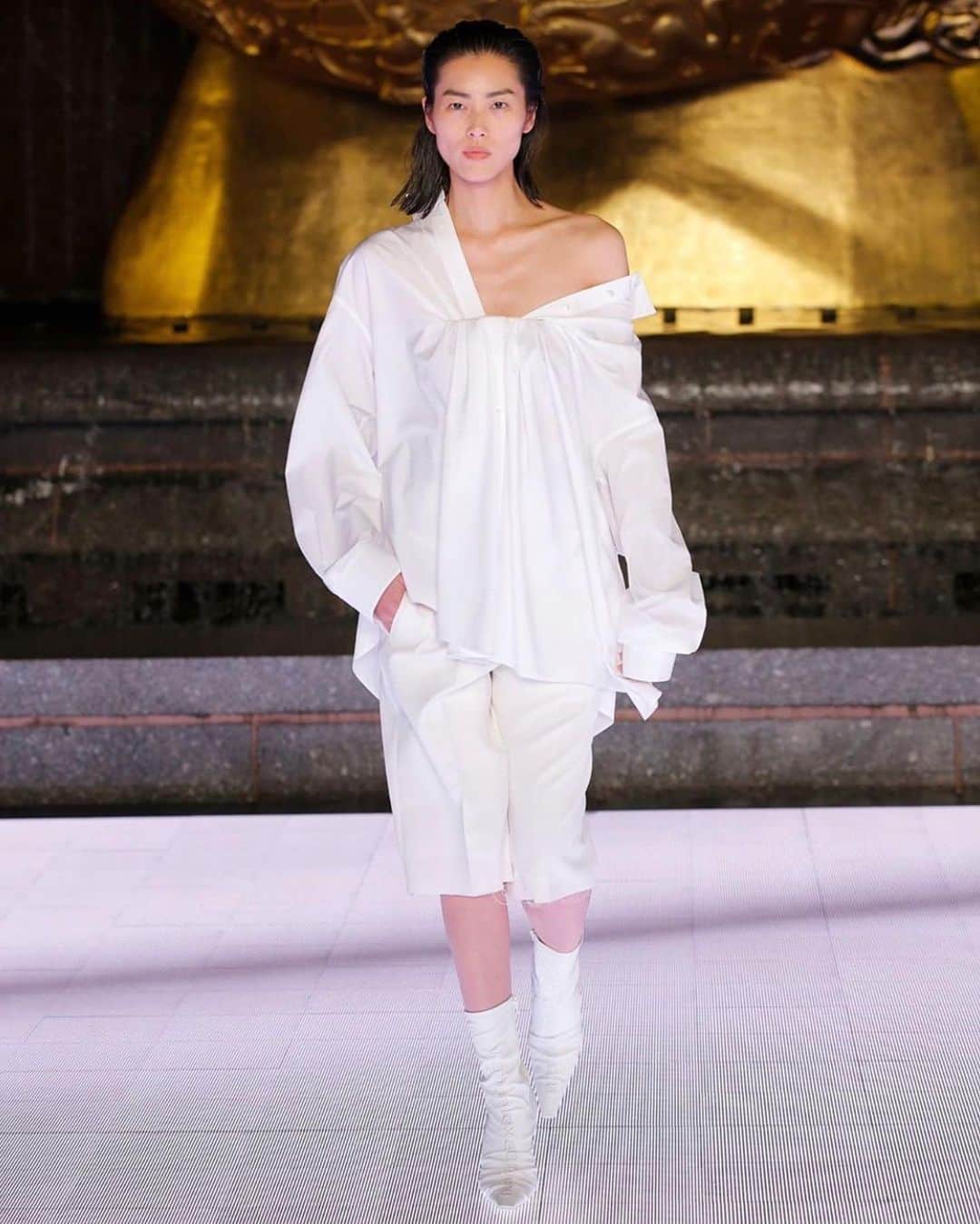 リウ・ウェンのインスタグラム：「My first ever show at #RockefellerCenter for @alexanderwangny! Good thing we didn’t have to skate on the runway since the ice rink is not active...😜 Thank you @alexwangny #KarlTempler @pg_dmcasting @samuel_ellis for including me in this unique show! 💄 @diane.kendal 💇🏻‍♀️ @duffy_duffy」