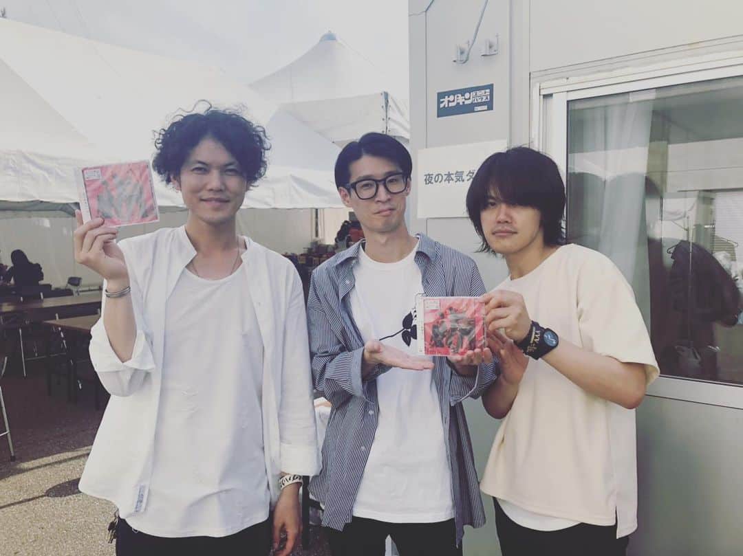 米田貴紀のインスタグラム：「9mm parabellum bulletの菅原さん そしてfolcaの爲川さん そして"Fetish"📸 優しい先輩方に囲まれて幸せです😌  #ミリオンロック  #夜の本気ダンス  #9mmparabellumbullet  #folca」