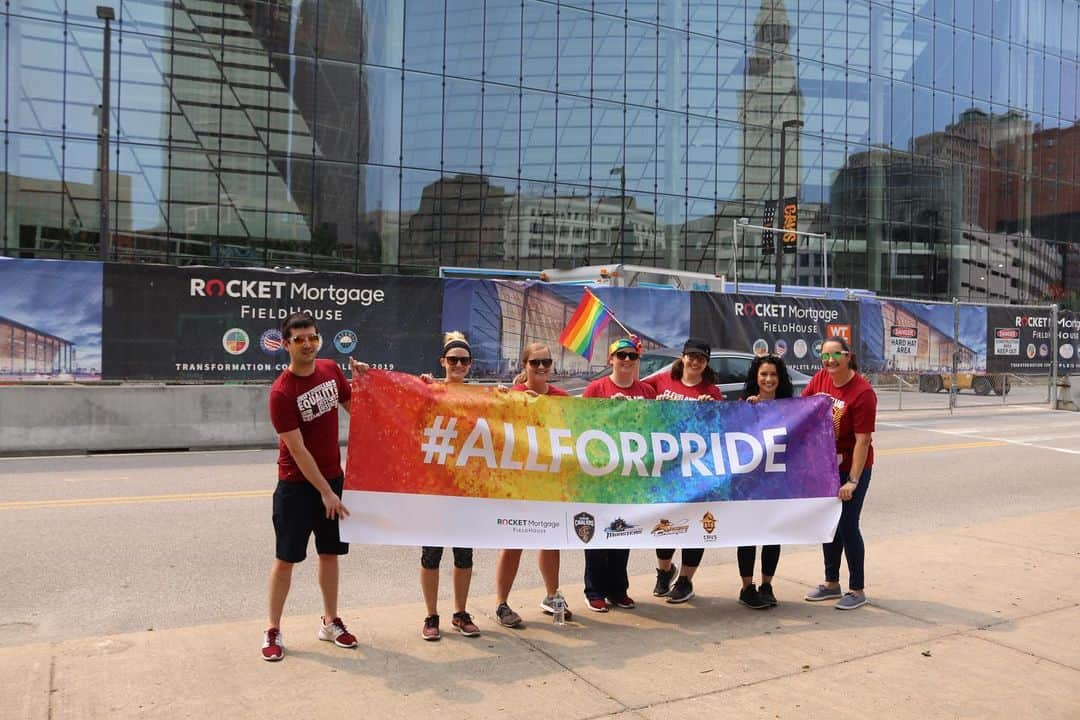 キャブスさんのインスタグラム写真 - (キャブスInstagram)「All For One. #AllForPride. 🏳️‍🌈 We are proud to celebrate the LGBTQ+ community today with @LGBTCLEVELAND during the fourth annual #PrideInTheCLE March and Festival on @CLEPublicSquare!」6月2日 1時17分 - cavs