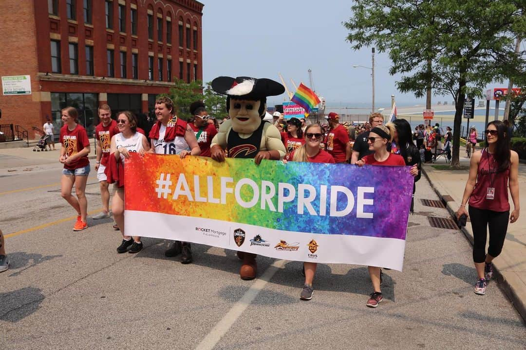 キャブスさんのインスタグラム写真 - (キャブスInstagram)「All For One. #AllForPride. 🏳️‍🌈 We are proud to celebrate the LGBTQ+ community today with @LGBTCLEVELAND during the fourth annual #PrideInTheCLE March and Festival on @CLEPublicSquare!」6月2日 1時17分 - cavs