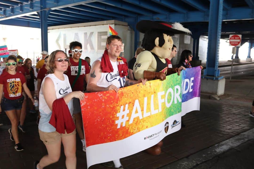 キャブスさんのインスタグラム写真 - (キャブスInstagram)「All For One. #AllForPride. 🏳️‍🌈 We are proud to celebrate the LGBTQ+ community today with @LGBTCLEVELAND during the fourth annual #PrideInTheCLE March and Festival on @CLEPublicSquare!」6月2日 1時17分 - cavs