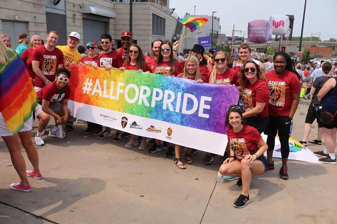 キャブスさんのインスタグラム写真 - (キャブスInstagram)「All For One. #AllForPride. 🏳️‍🌈 We are proud to celebrate the LGBTQ+ community today with @LGBTCLEVELAND during the fourth annual #PrideInTheCLE March and Festival on @CLEPublicSquare!」6月2日 1時17分 - cavs