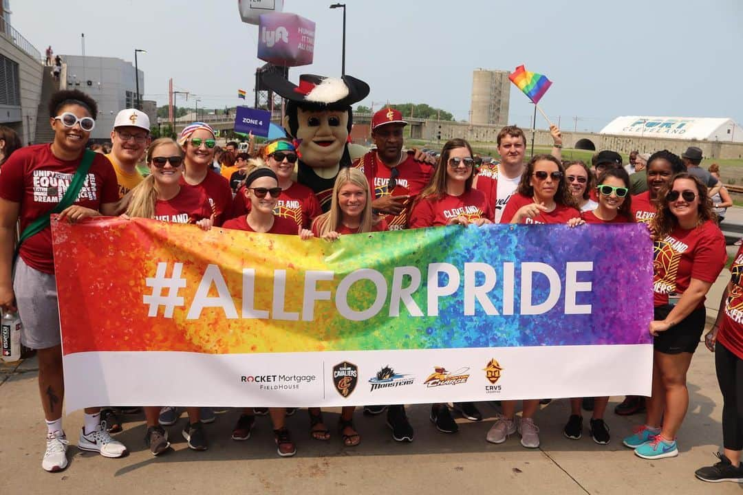 キャブスさんのインスタグラム写真 - (キャブスInstagram)「All For One. #AllForPride. 🏳️‍🌈 We are proud to celebrate the LGBTQ+ community today with @LGBTCLEVELAND during the fourth annual #PrideInTheCLE March and Festival on @CLEPublicSquare!」6月2日 1時17分 - cavs