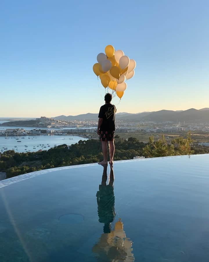 エリヤス・エンバレクのインスタグラム：「Wenn man die beste Zeit mit den Besten hat! Vielen Dank an alle für die Glückwünsche zum Geburtstag und für die Freundschaft❤️」
