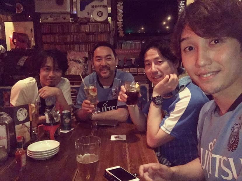 福井晶一さんのインスタグラム写真 - (福井晶一Instagram)「生(LIVE)は最高ですね！  舞台もスポーツも同じ  試合はアディショナルタイムにまさかの同点に追いつかれるという、なんとも悔しい結末でしたが、天気も良く最高にサッカーを楽しめました。  残念ながら学くんは出場しなかったけど、いつ呼ばれてもいいように最後までしっかりと準備をして仲間を鼓舞する姿、そして最後までファンに手を振り声援に応える真摯な対応にとても心を打たれました。  学くん、ありがとう！ またリベンジしに等々力に応援に行きます！ 次こそは学くんのゴールが見たい⚽️ フィールドは違えど、とてもとても刺激をもらいました。  #サッカー #観戦 #等々力陸上競技場  #川崎フロンターレ #齋藤学 #背番号19 #浦和レッズ戦  #福井晶一」6月2日 1時29分 - shoichi.fukui