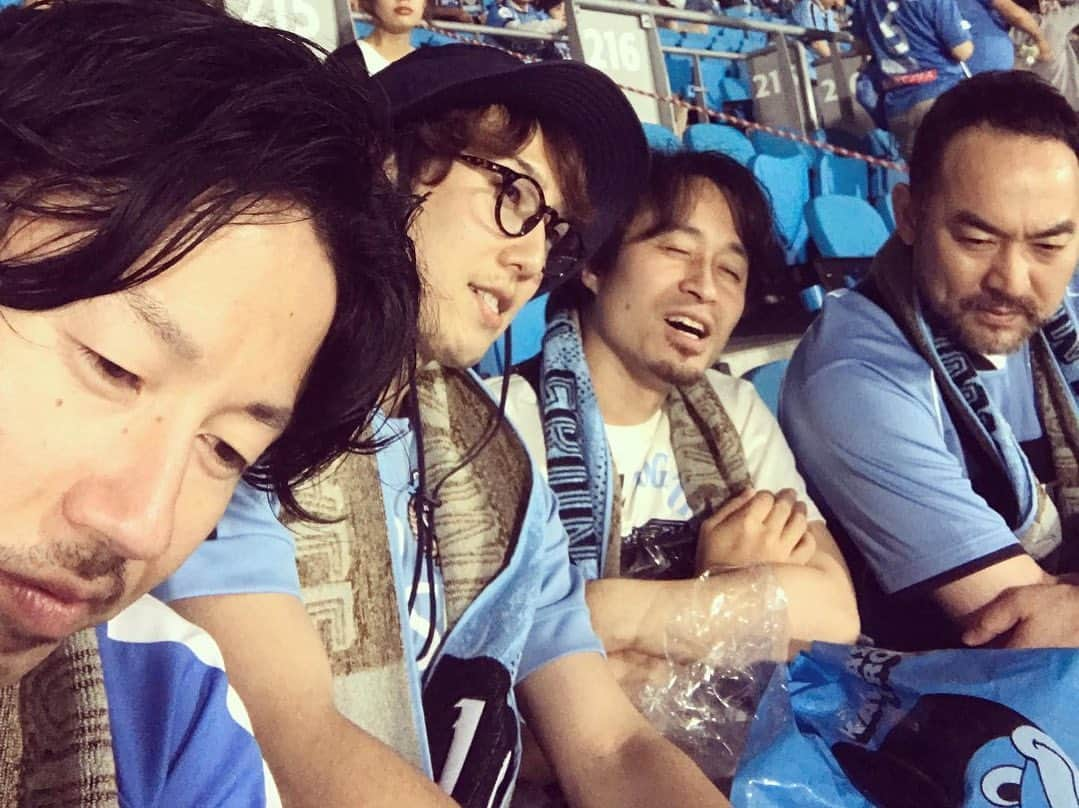 福井晶一さんのインスタグラム写真 - (福井晶一Instagram)「生(LIVE)は最高ですね！  舞台もスポーツも同じ  試合はアディショナルタイムにまさかの同点に追いつかれるという、なんとも悔しい結末でしたが、天気も良く最高にサッカーを楽しめました。  残念ながら学くんは出場しなかったけど、いつ呼ばれてもいいように最後までしっかりと準備をして仲間を鼓舞する姿、そして最後までファンに手を振り声援に応える真摯な対応にとても心を打たれました。  学くん、ありがとう！ またリベンジしに等々力に応援に行きます！ 次こそは学くんのゴールが見たい⚽️ フィールドは違えど、とてもとても刺激をもらいました。  #サッカー #観戦 #等々力陸上競技場  #川崎フロンターレ #齋藤学 #背番号19 #浦和レッズ戦  #福井晶一」6月2日 1時29分 - shoichi.fukui