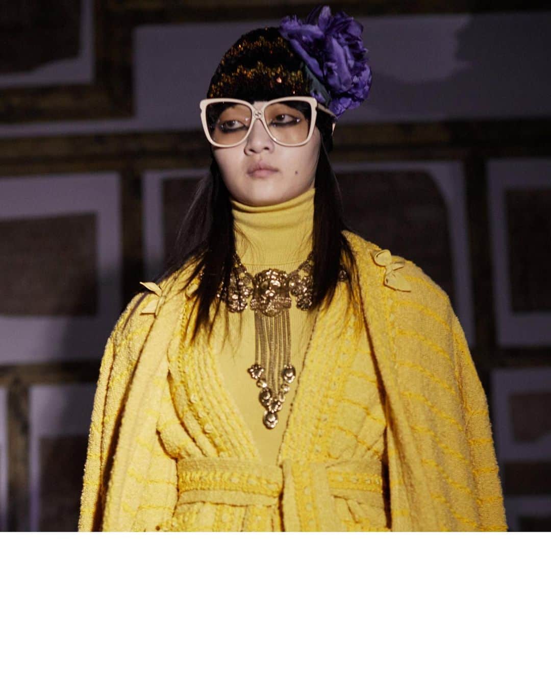 のインスタグラム：「The face of Hercules is rendered three-dimensional with flowers in an oversized necklace for the #GucciCruise20 fashion show by @alessandro_michele, worn with a jersey coat, jacket and skirt with bow details, all in a shade of lemon yellow. New #GucciEyewear20 are ivory frames with grey lenses. @museiincomuneroma. #AlessandroMichele #MuseiCapitolini See a video of the collection through link in bio.」