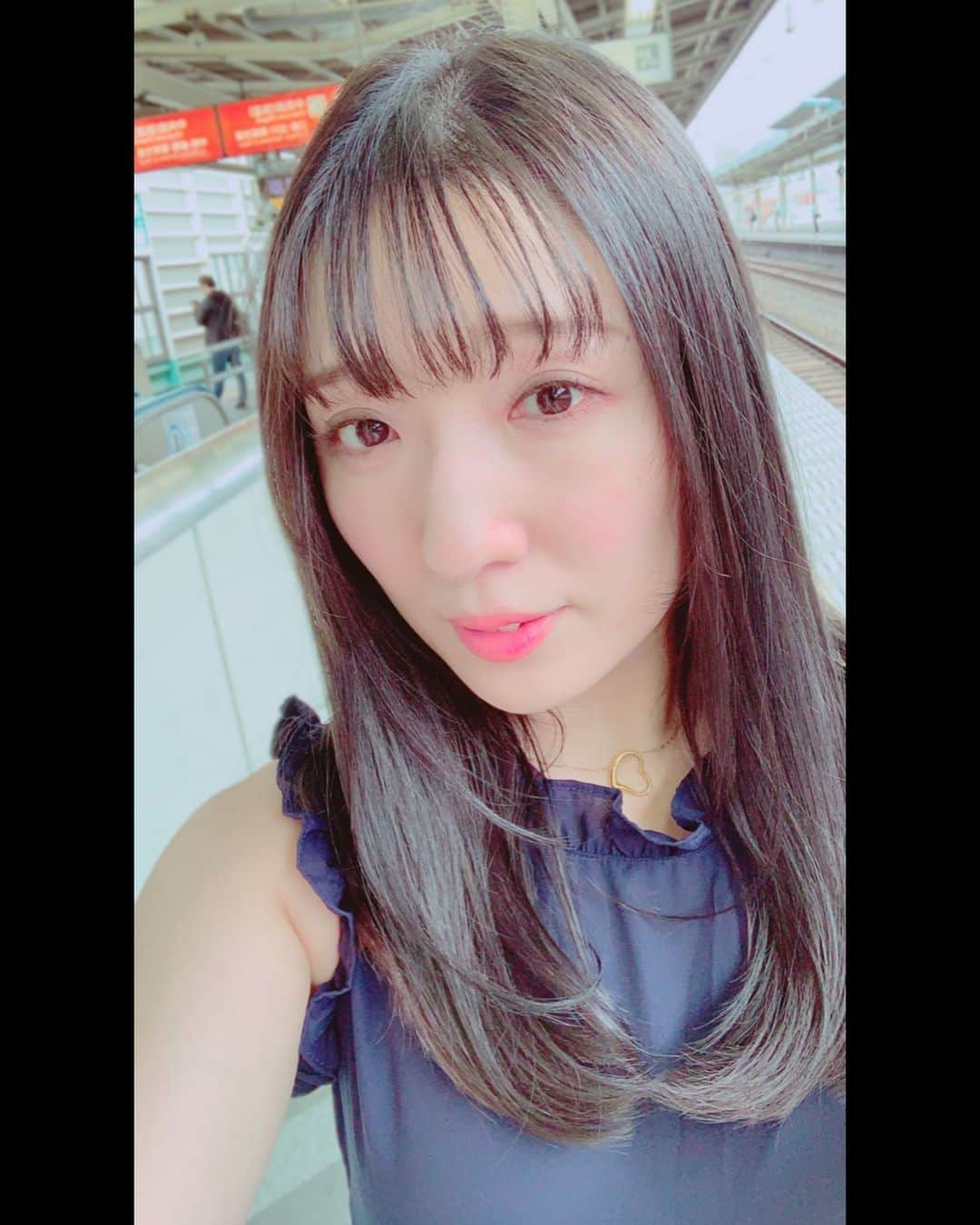 七瀬りりこさんのインスタグラム写真 - (七瀬りりこInstagram)「やっと美容院へ行けまして、髪を暗くしました。 写真ではあんまり分かりませんがかなり暗くなりましたー！  プチイメチェンになったかしら？  #髪色チェンジ #久々にかなり暗め #やっと美容院いけた #イメチェン #カラー #髪質改善」6月2日 1時30分 - ririkonanase