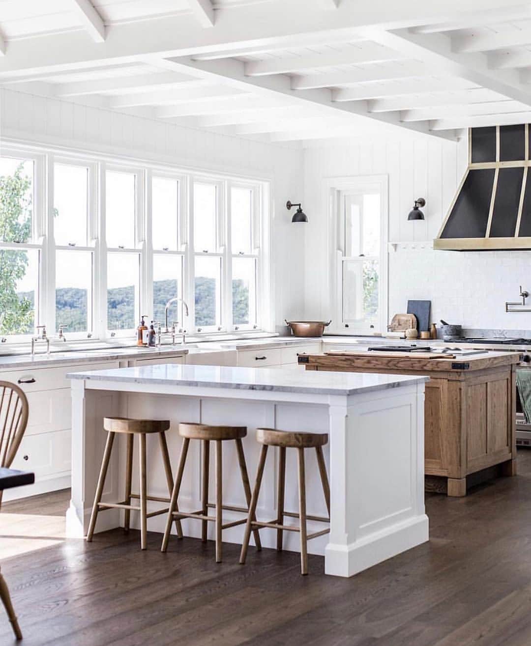 MT DOMAINEさんのインスタグラム写真 - (MT DOMAINEInstagram)「With a kitchen like this, who needs restaurants? | @louisekeats; photo: @cottonwoodandco via @parachutehome」6月2日 1時53分 - mydomaine