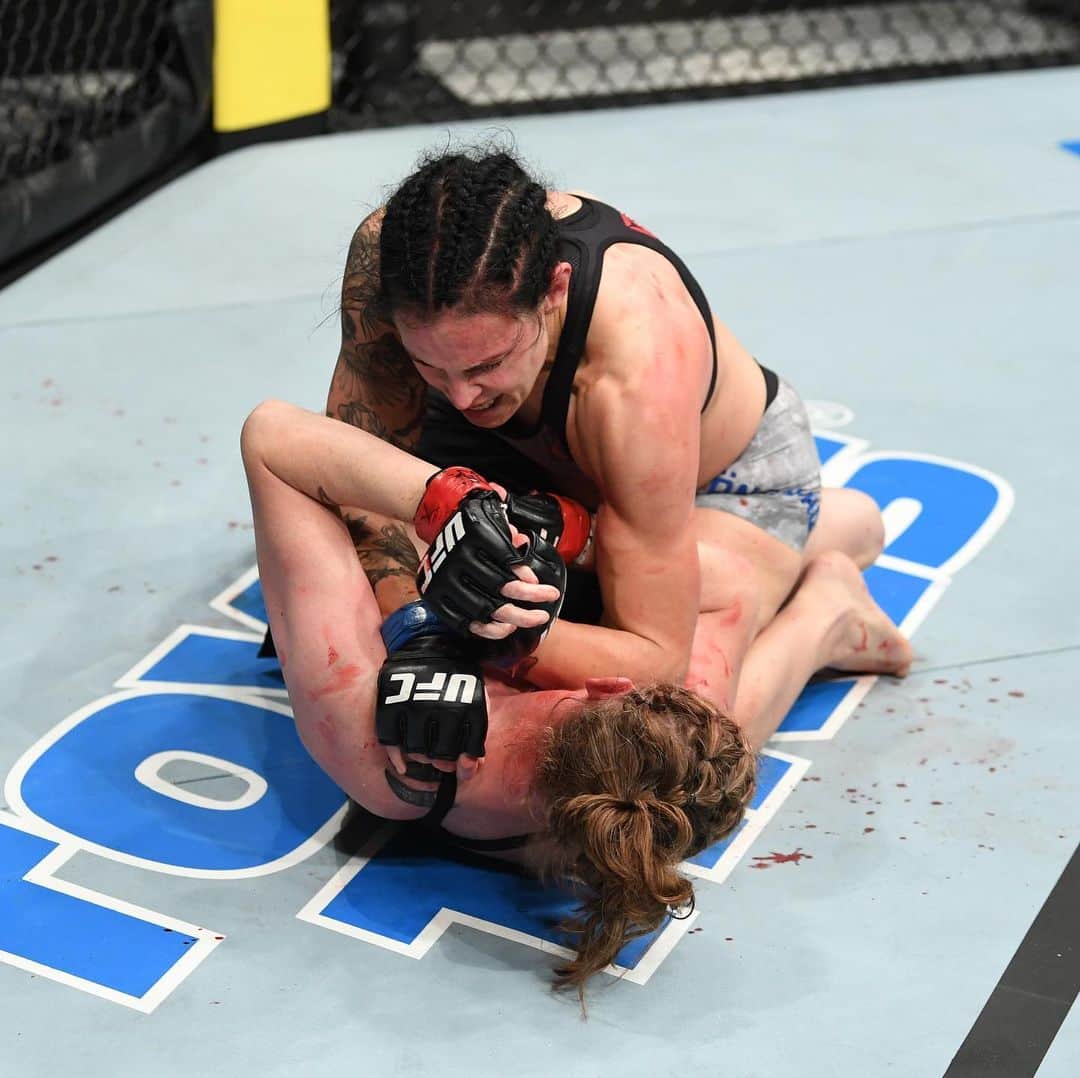 UFCさんのインスタグラム写真 - (UFCInstagram)「‘The Elbow Queen’ gets it done in her kingdom 👑 #UFCStockholm on @ESPN 2」6月2日 1時46分 - ufc
