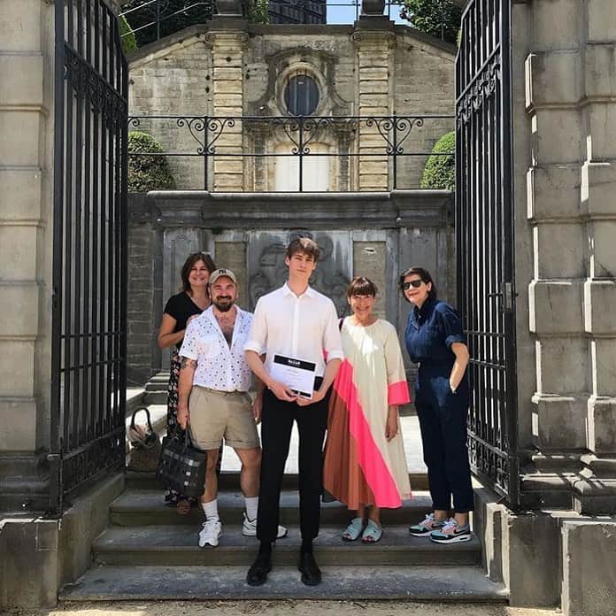 ジャンポールレスパナールのインスタグラム：「. Bravo à Samuel Quertinmont à qui nous avons décerné le prix @bazarmagazin  J’ai été séduit au jury de la journée par la fraîcheur des silhouettes portée par les filles (sans les cagoules ;). Blanc, bleu marine, couleurs franches, rayures collèges Traditionelles et sports, raw cuts et traitements de lignes à la sérigraphie; Samuel a étudié son sujet au scalpel tel un vivisecteur sûr et lui a insufflé un nouveau poumon. J’ai aimé la traduction limite sadique de son show. Horsy spooky fetish! Bravo bravo! @lacambremodes @kanal.centrepompidou #jury2019 #SamuelQuertinmont」