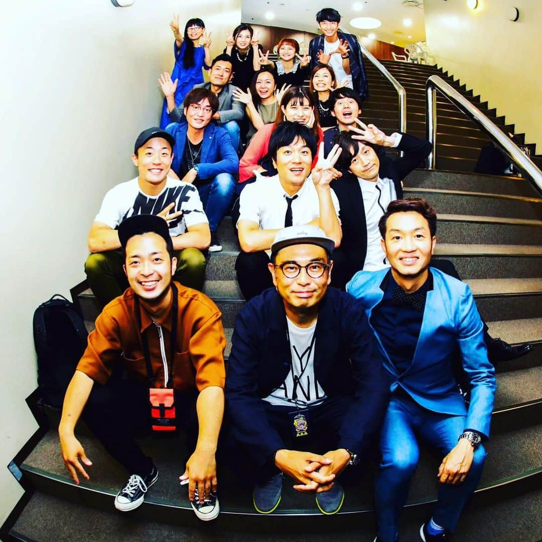 大抜卓人さんのインスタグラム写真 - (大抜卓人Instagram)「FM802 開局30周年😆 朝からオールDJsが出演の特番😵 大阪城ホールでは RADIO MAGICを開催😃  MEET THE MUSIC ON THE RADIO 音楽との出会いはラジオから😆  今日は出会った音楽を振り返り ライブで曲の包容力を知る 濃厚な1日に😌  幅広いジャンルを 自分たちのテイストを交えながら 誠実にホストバンドとして演奏してくれた フジファブリックに感謝😆  東京スカパラダイスオーケストラの 豪快で軽快なパーティーで幕開け🎉 ルーツのアコースティックギターセットで 圧巻のライブは #阿部真央 😆 エモーショナルなダンスフロアに誘った #フレデリック 🤘 初めてのスリーピースライブは ハーモニーの美しさが光った #HY 😊 初のコラボとは思えない グルーヴで魅了 #JQ from Nulbarich🤘 ミニアコタッチは歌の上手さが 光まくりの光村&対馬the wall😌 1人 #KANA-BOON も リスナーと相思相愛 谷口鮪😌 3人のキュートなステージに OH！の大合唱も印象的な #SHISHAMO 😍 ガツンと背中を押されて 一生ついていきたい #エレファントカシマシ 😆 リスナーに強烈な爪痕をのこした #クリープハイプ 😃  全てのアーティストによる マジックの数々😌 忘れられない夜に😆  ありがとうございました😊 明日もよろしくお願いします🤘  #fm802  #レディオマジック」6月2日 1時50分 - takutoonuki