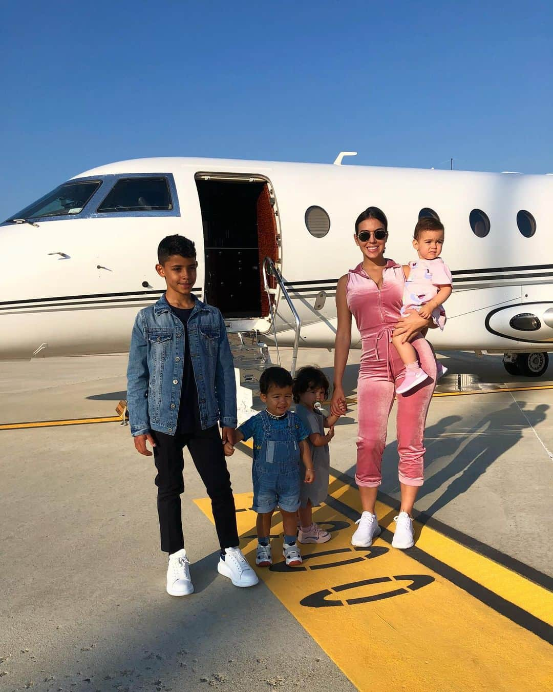 ジョルジーナ・ロドリゲスさんのインスタグラム写真 - (ジョルジーナ・ロドリゲスInstagram)「We are ready 🛫 I love my family 💖@fashionnova 👗」6月2日 1時56分 - georginagio