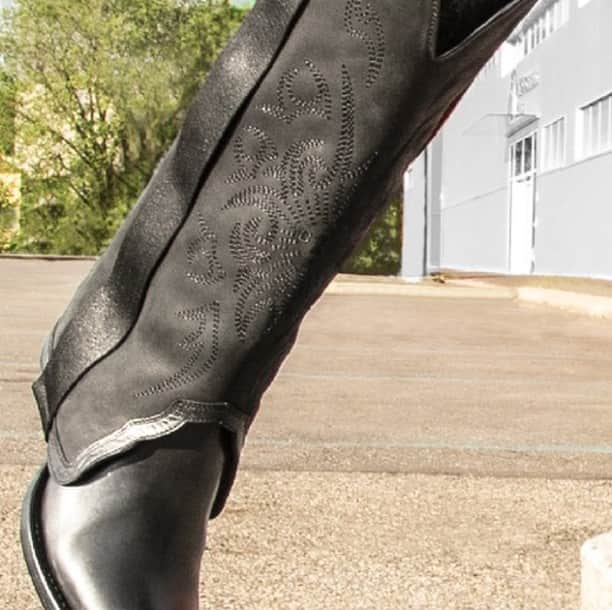 ブルーノボルデーゼさんのインスタグラム写真 - (ブルーノボルデーゼInstagram)「#detail6 NEW COLLECTION #fw19 #CHICCABOOTS . . www.brunobordese.com . . . . . . . . #brunobordese #cowboy #style #mood #shoesoftheday #shoes #boots #leather #nabuk #embroidery #special #esclusive #black #iconicshoes #shoesdesign #shoesaddict #fashionshoes #shoeslover #instashoes #loveforshoes #blackboots #wintershoes #fashiondesign #madeinitaly #shoesaddict」6月2日 2時00分 - brunobordese_official