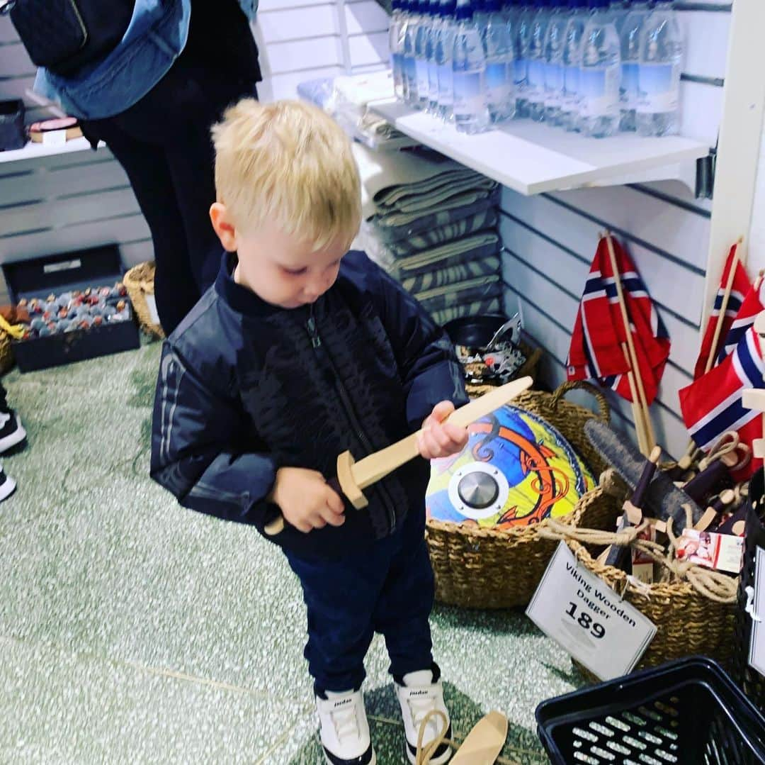 ニック・カーターさんのインスタグラム写真 - (ニック・カーターInstagram)「Fun day in #oslo #norway going to the #oslovikingmuseum with the family. Then ending up with #icecream #family #children #qualitytime #toddlers #education #history #vikings #familytime #fatherhood #motherhood #parenthood #motherandson #happiness #traveling #dnaworldtour #backstreetboysdnaworldtour #backstreetboys #worldeducation #experiences #roadpuppy」6月2日 2時10分 - nickcarter