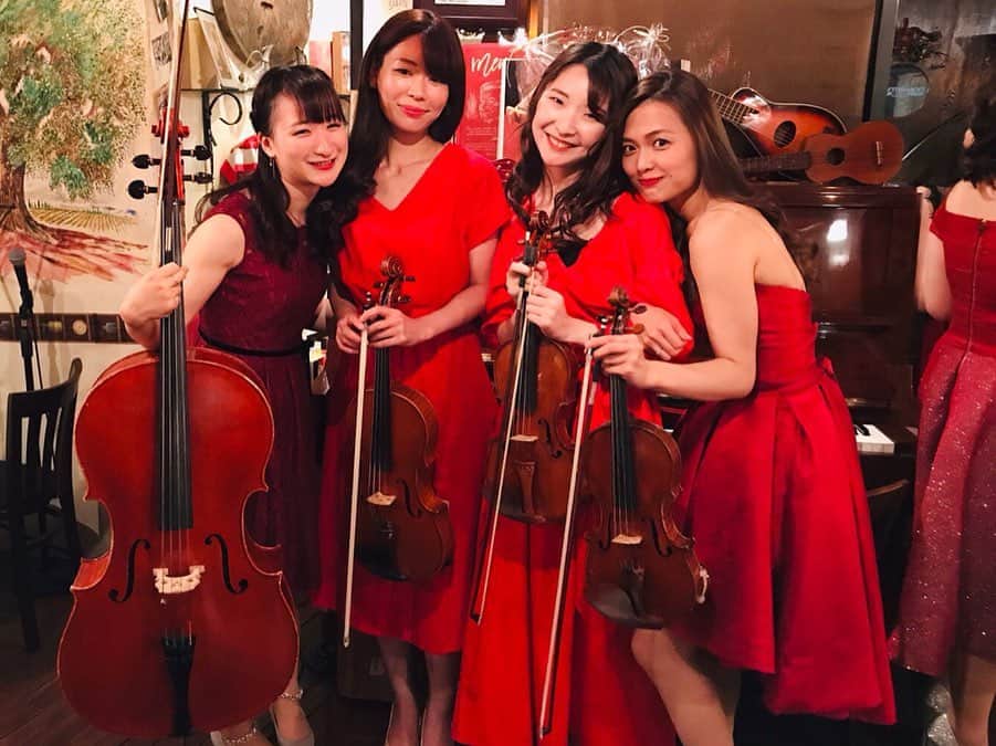 苅谷なつみさんのインスタグラム写真 - (苅谷なつみInstagram)「なつカルだいすき💕✨ @natsuquartet  #なつカル #カルテット #ドレスコード #赤 #ヴァイオリニスト #名古屋 #生演奏 #violinist #quartetto #dress #onepiece #birthday #japanesegirl」6月2日 2時03分 - natsumi_kariya