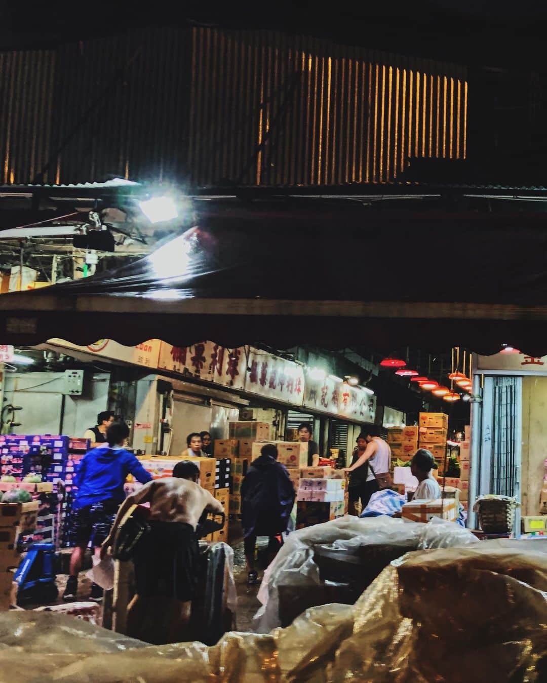 カロリーヌ・ド・メグレのインスタグラム：「Hong Kong, 4.30 am Fruit Market」