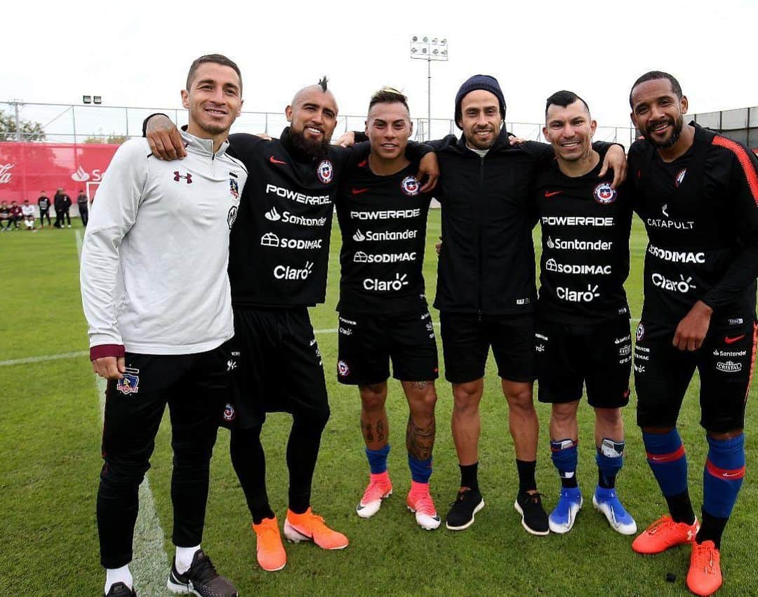 アルトゥーロ・ビダルさんのインスタグラム写真 - (アルトゥーロ・ビダルInstagram)「El tiempo pasa y las verdaderas amistades perduran!!❤️❤️🇨🇱🇨🇱 @gary_medel17 @jorgitovaldivia @carmon17 @eduardovargasrj1 #Bose15」6月2日 2時11分 - kingarturo23oficial