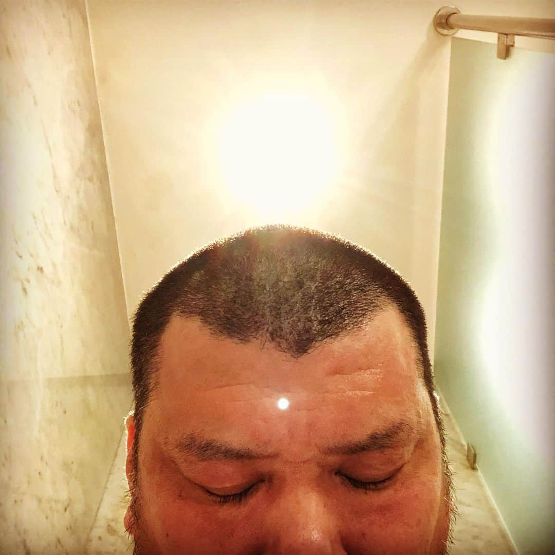 くっきー（川島邦裕）さんのインスタグラム写真 - (くっきー（川島邦裕）Instagram)「#インド #インド #ルーホテ #こーうんタイム💩 #私めなんと #チャクラがオープンいたしました #第三の目 #ありがとうございます #皆さん是非 #私にひれ伏してくださいっ #シクヨロてっぽっ❤︎」6月2日 2時14分 - nikuguso_taro