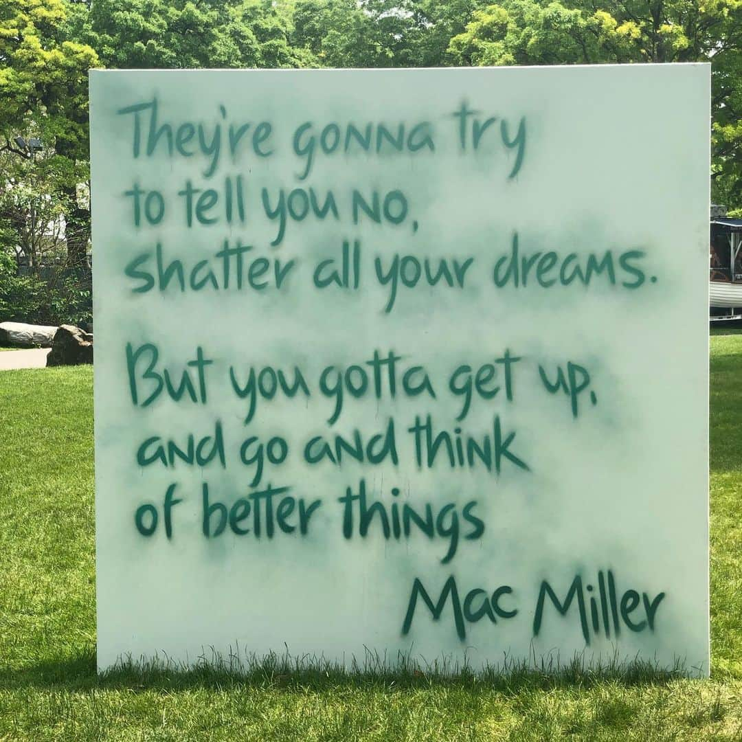 Nylon Magazineさんのインスタグラム写真 - (Nylon MagazineInstagram)「This Mac Miller tribute at Gov Ball has us in our feelings so hard 💔#govballnyc」6月2日 2時16分 - nylonmag