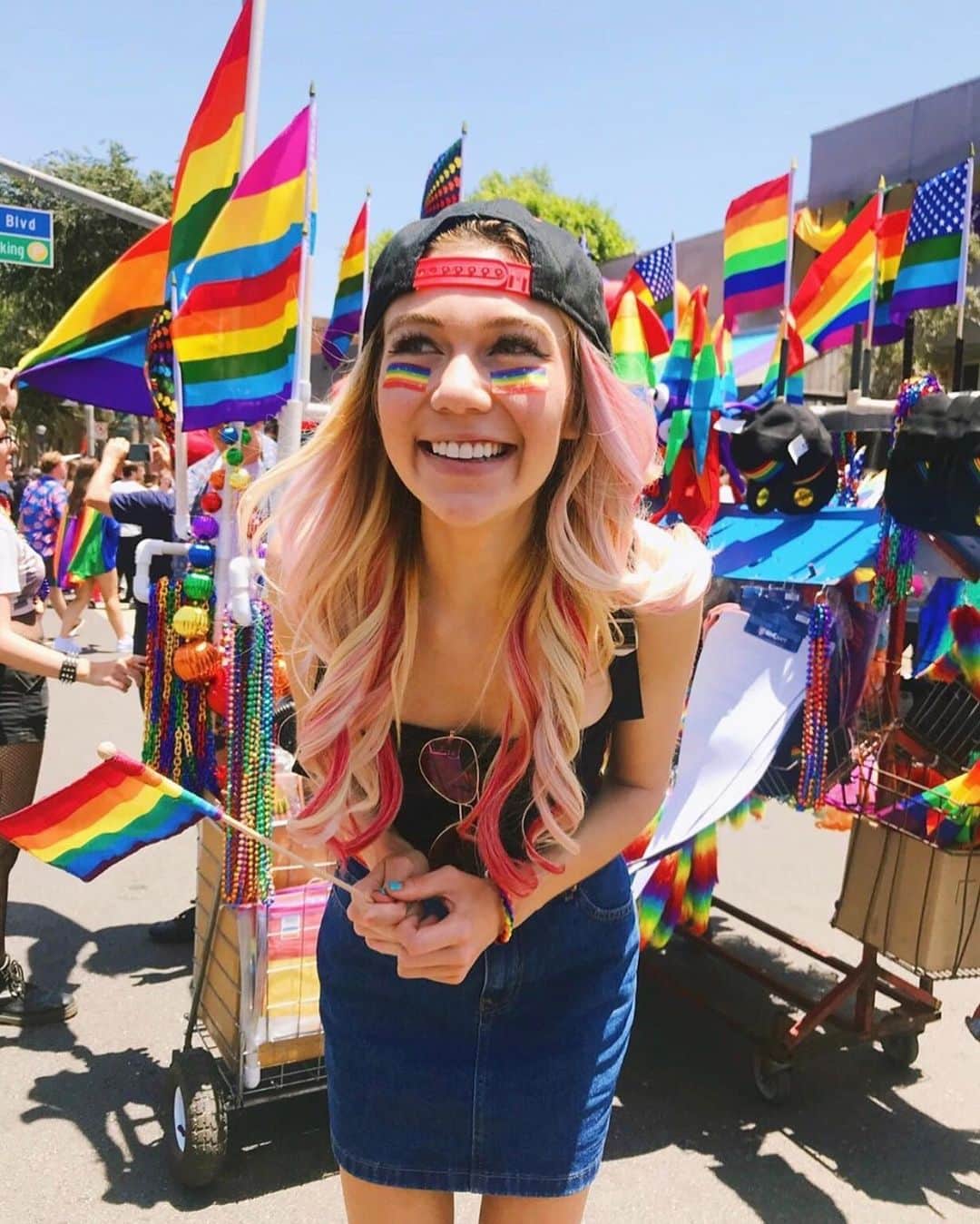 YouTubeさんのインスタグラム写真 - (YouTubeInstagram)「“I’m celebrating all of you. I’m celebrating those of you that are still closeted and don’t feel safe enough to come out. I’m celebrating those of you that are incredible allies for your LGBTQ+ peers and look out for them.” - @jessiepaege」6月2日 2時20分 - youtube