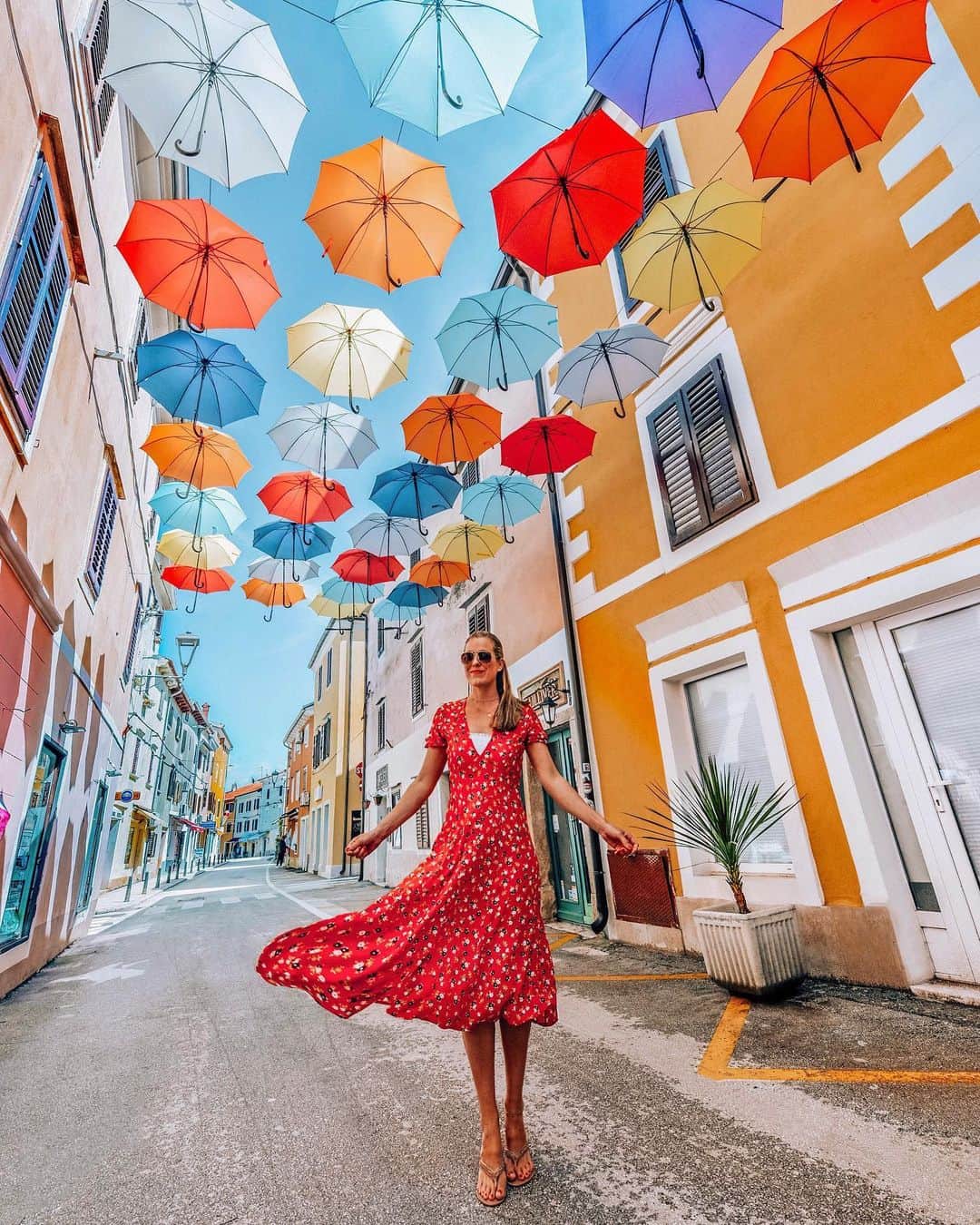 Izkizのインスタグラム：「Twirling around the Istrian fishing town of Novigrad ☂ This cute & historical town, which is dubbed as Croatia’s ‘Portofino’, is located on the southern coast of the Novigrad Sea and has preserved it’s colourful Mediterranean architecture. With it’s narrow, winding streets, small shops and beautiful buildings it’s a great place to spend an afternoon 💛💚💜 @shareistria #shareistria」