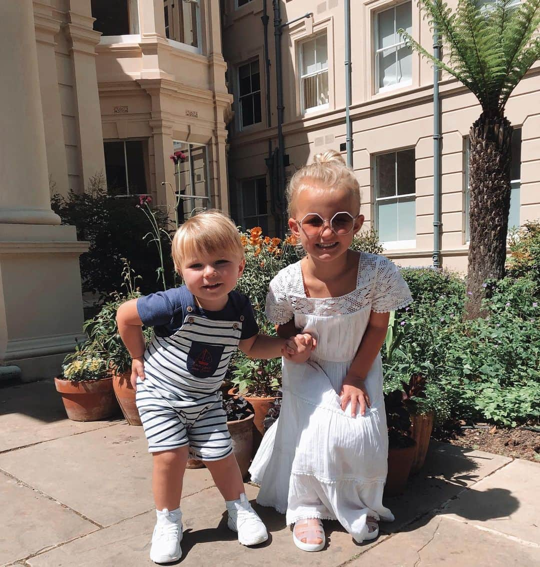 ビリー・フェアーズさんのインスタグラム写真 - (ビリー・フェアーズInstagram)「Happy Saturday from my little darlings 💗💙🙊🌞 ... Arthur’s outfit is from my latest @georgeatasda collection 💙 #minibreak #summer #fun」6月2日 2時24分 - billieshepherdofficial