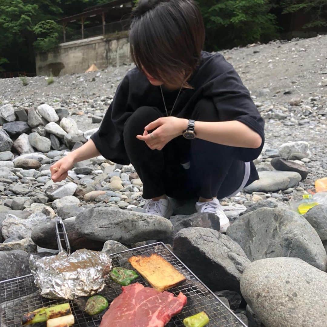 岩村菜々美さんのインスタグラム写真 - (岩村菜々美Instagram)「BBQ🍖 肉、肉、肉、 ピーマン、肉🥩 #日光恐怖症 #シミになる #そんな歳頃 . #雨予報 #超絶晴れ女 口癖は「大丈夫、晴れるから」 そして、有言実行 一滴も雨降らず✨ なんで、外で食べるご飯って美味しいんだろうね？ #謎 でも、大事なのは何を食べるかじゃなく、誰と食べるかなんだよね！ #夏 #全力疾走 で #楽しむ と #決めた ！！」6月2日 2時24分 - nanami1120