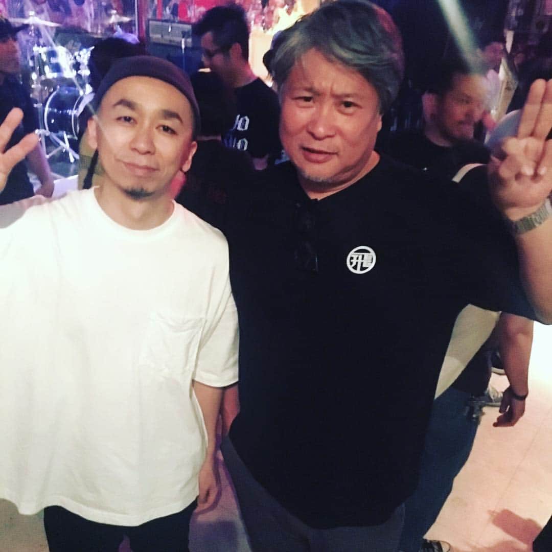 Larry のインスタグラム：「ファンダンゴにお邪魔しました！ 本日ハスキンのドラムはバンアパの木暮君。 最高でしたよ。ええ。 いいなあ！ なんだろバンド包んでるよね。 勿論ハスキン自体がカッコいいんだけど。」