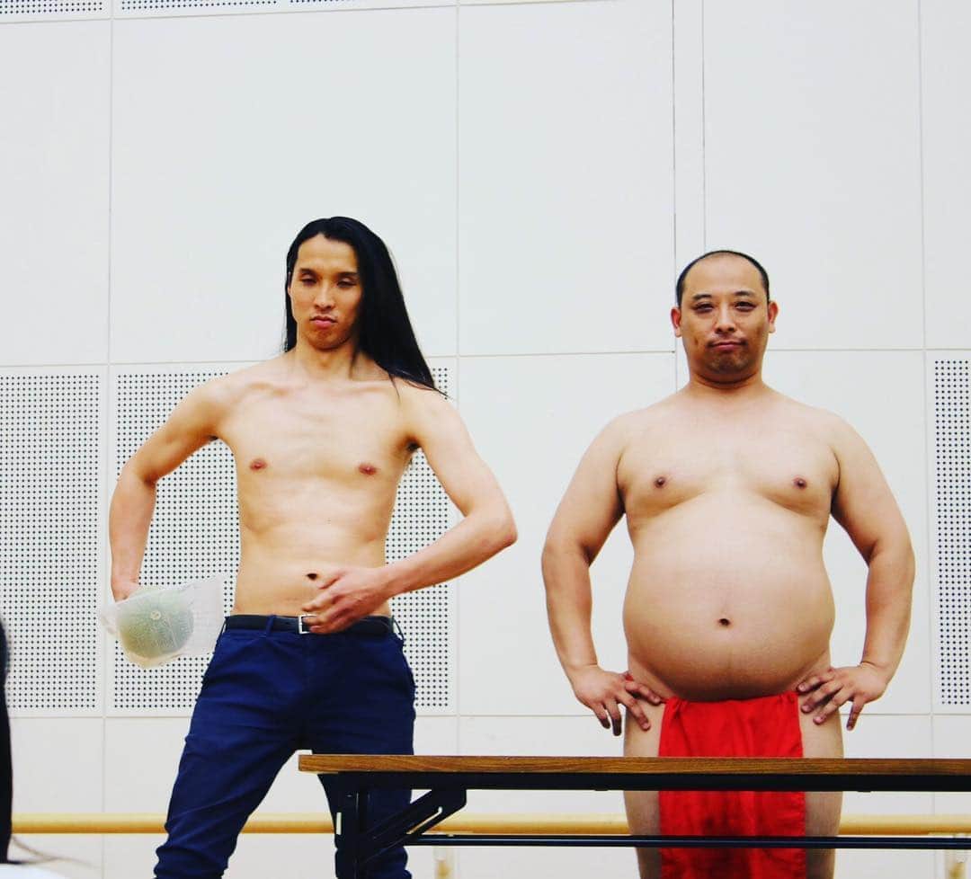のインスタグラム：「トムブラウンさんの単独ライブ、全国三大都市ツアー、長崎公演の手伝いさせてもらいました！長崎に縁もゆかりもない2人が、長崎で単独ライブをやる意味は全くわかりませんが、集まった60人の人達を笑わせてる姿がすこぶるカッコよかったです！トムブラウングッズのTシャツとクシ買っちゃいました！  #ケイダッシュステージ #トムブラウン」