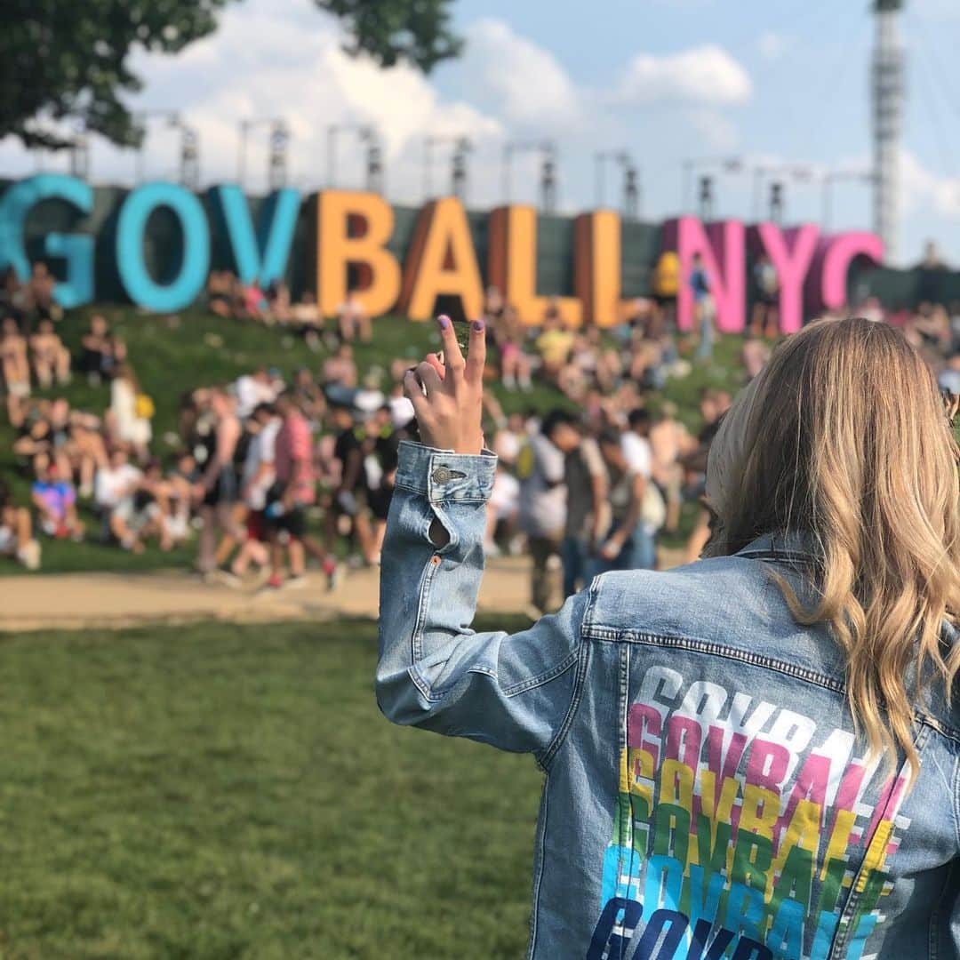 American Eagleさんのインスタグラム写真 - (American EagleInstagram)「Day✌🏽@govballnyc! Stop by the merch tent to grab an AE x #GovBallNYC tee or jacket, or tap to shop a plain denim jacket (perfect for customizing!) #AExME」6月2日 2時34分 - americaneagle