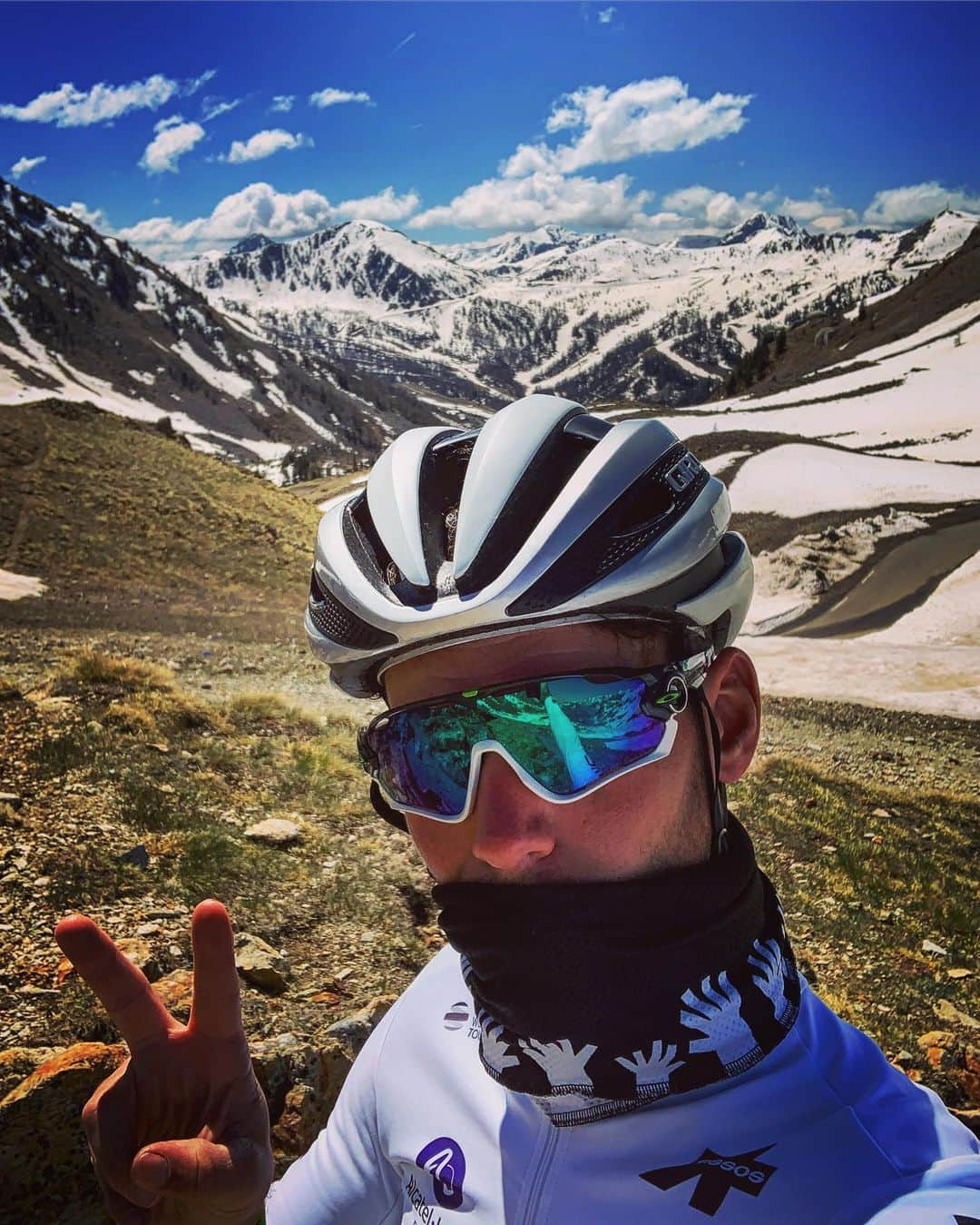 マーク・カヴェンディッシュさんのインスタグラム写真 - (マーク・カヴェンディッシュInstagram)「More days in the mountains. I’m so fortunate to ride my bike for a living. I’m not lucky to do it (don’t ever tell a professional they’re “lucky” to do it), but definitely fortunate. ✌️ ☀️ 🏔 🚲」6月2日 2時44分 - markcavendish