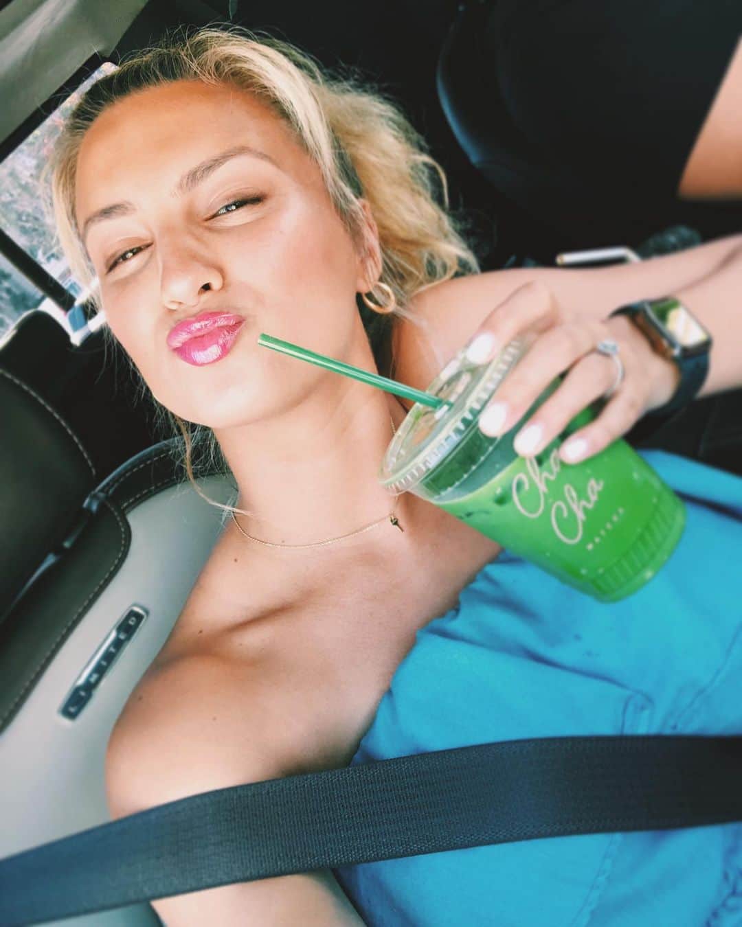トーライ・ケリーのインスタグラム：「matcha-messy hair-beach day dreams💫」