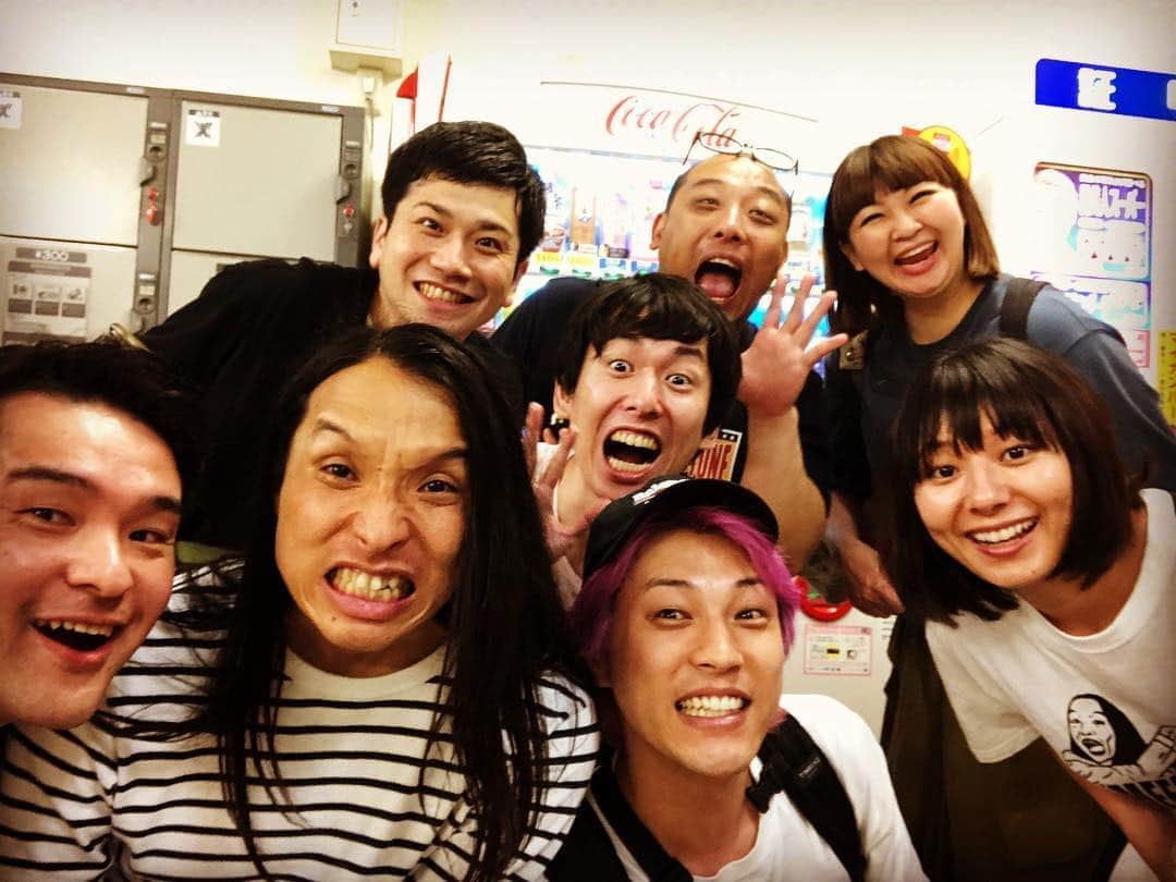 のインスタグラム：「トムブラウンさん単独ライブで長崎に行ってきました！元ジャウーの高月さんの実家に泊めて頂いたり、素敵な旅となりました！とにかく俺は実家特有の匂いとか空気とかが好きです！」