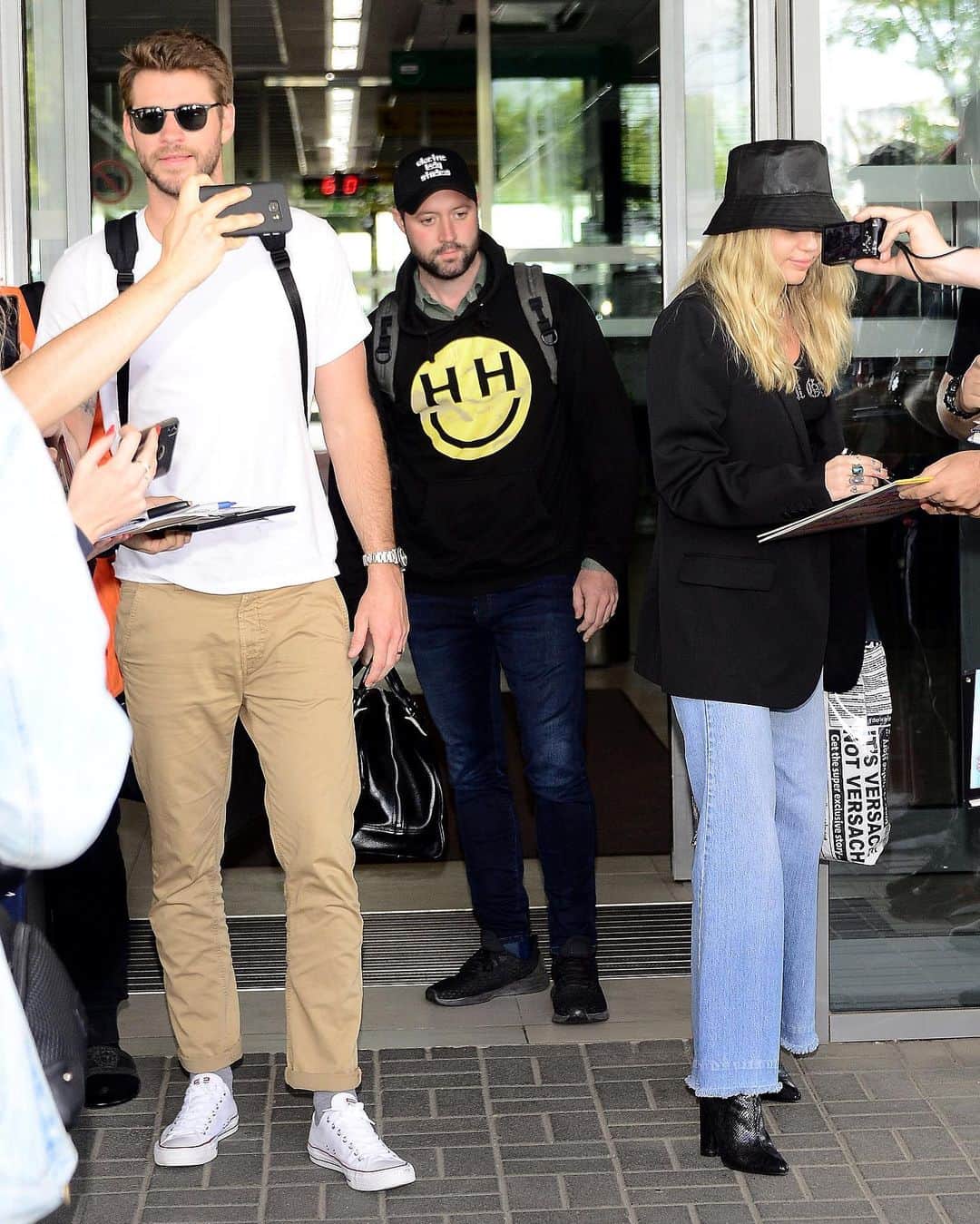 Just Jaredさんのインスタグラム写真 - (Just JaredInstagram)「@mileycyrus and @liamhemsworth were swarmed by fans at the airport while arriving in Poland #MileyCyrus #LiamHemsworth Photos: Splash」6月2日 2時43分 - justjared