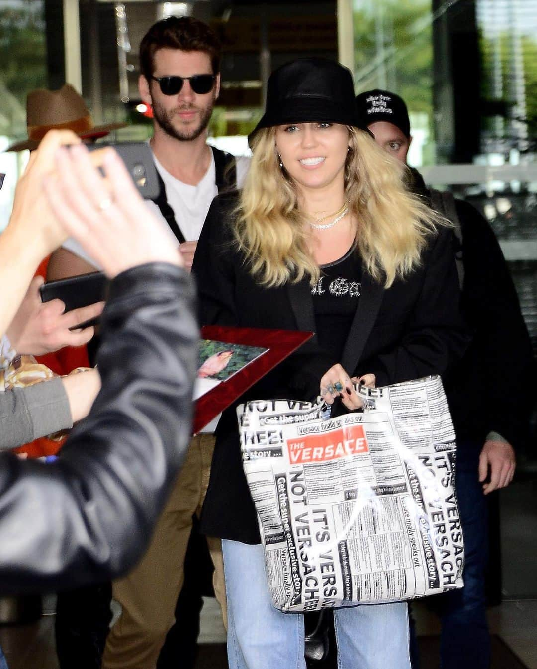 Just Jaredさんのインスタグラム写真 - (Just JaredInstagram)「@mileycyrus and @liamhemsworth were swarmed by fans at the airport while arriving in Poland #MileyCyrus #LiamHemsworth Photos: Splash」6月2日 2時43分 - justjared