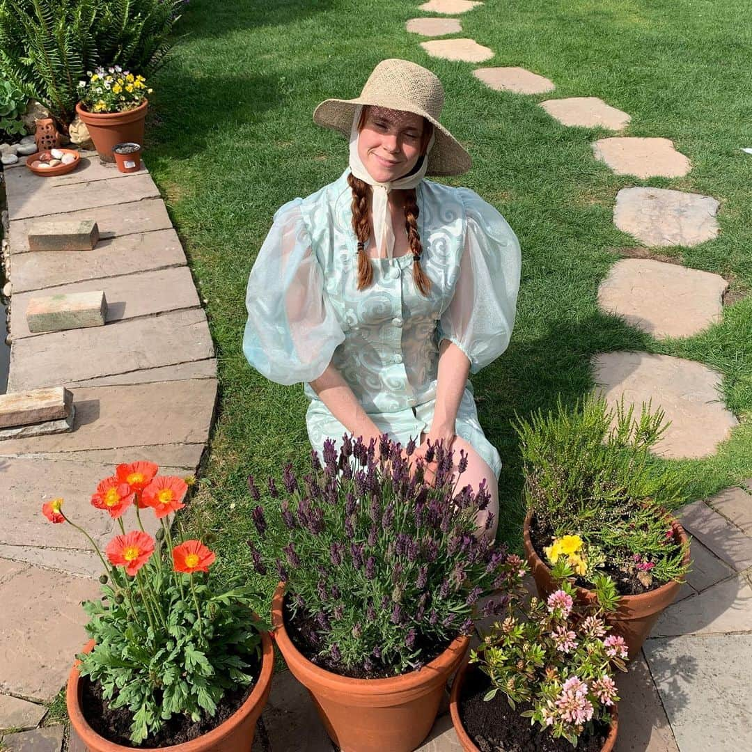 ケイト・ナッシュさんのインスタグラム写真 - (ケイト・ナッシュInstagram)「Icelandic poppies & French lavender attracts the bees 🐝 📸 @sjnash55」6月2日 2時52分 - katenash