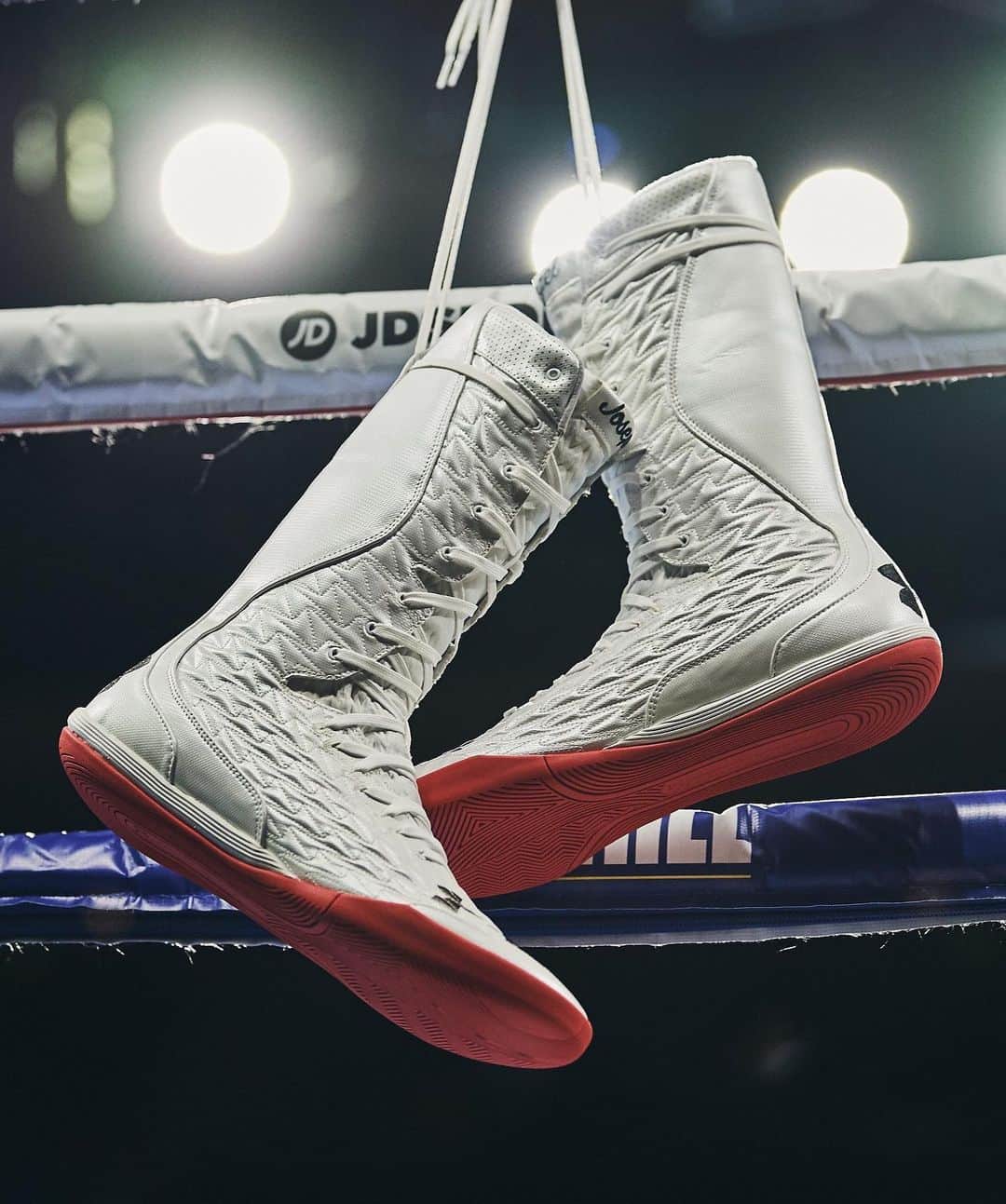 Nice Kicksさんのインスタグラム写真 - (Nice KicksInstagram)「Tonight in MSG, heavyweight champ Anthony Joshua will debut and test the latest and greatest innovation from Under Armour: Project Chameleon. The compression fit tech on the upper will be out to the test as AJ makes his debut on US soil.」6月2日 2時52分 - nicekicks