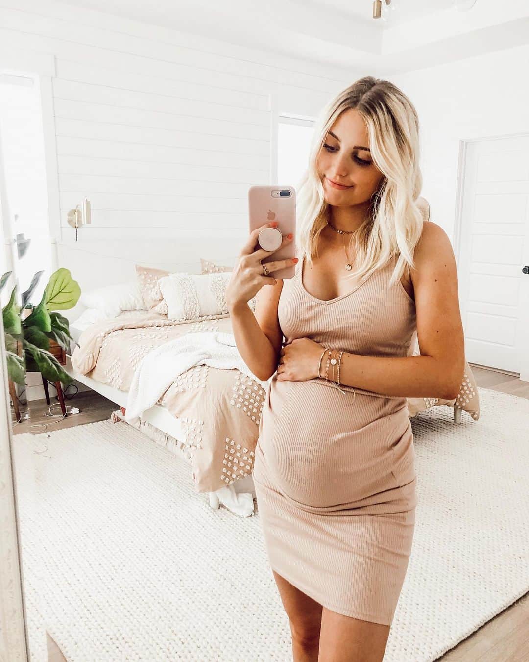 Aspyn Ovard Ferrisさんのインスタグラム写真 - (Aspyn Ovard FerrisInstagram)「#27weekspregnant 👶🏼 Next week we are doing a 3D ultrasound! 😍 We also finally started on her nursery!! 💕 Wearing my #AspynOvardxPuraVida pack today too! The week of giveaways is still happening on @puravidabracelets so go enter for a chance to win! Launching 6/6 🌸 #ad」6月2日 2時52分 - aspynovard