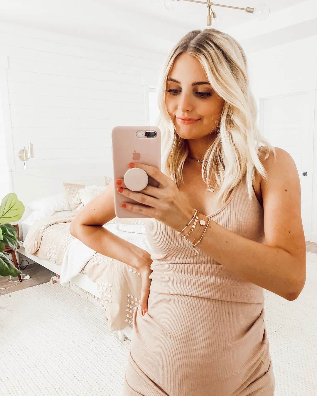 Aspyn Ovard Ferrisさんのインスタグラム写真 - (Aspyn Ovard FerrisInstagram)「#27weekspregnant 👶🏼 Next week we are doing a 3D ultrasound! 😍 We also finally started on her nursery!! 💕 Wearing my #AspynOvardxPuraVida pack today too! The week of giveaways is still happening on @puravidabracelets so go enter for a chance to win! Launching 6/6 🌸 #ad」6月2日 2時52分 - aspynovard